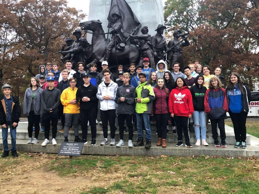 The+AP+U.S.+history+students+stand+in+front+of+the+Robert+E.+Lee+statue+in+the+battlefield+of+Gettysburg.+%E2%80%9CGettysburg+holds+a+lot+of+important+information+about+our+history+and+I+think+this+statue+is+also+an+important+part+of+our+history%2C%E2%80%9D+sophomore+Ashton+Tokarz+said.+They+toured+Gettysburg%E2%80%99s+battlefield+throughout+the+day.%0A