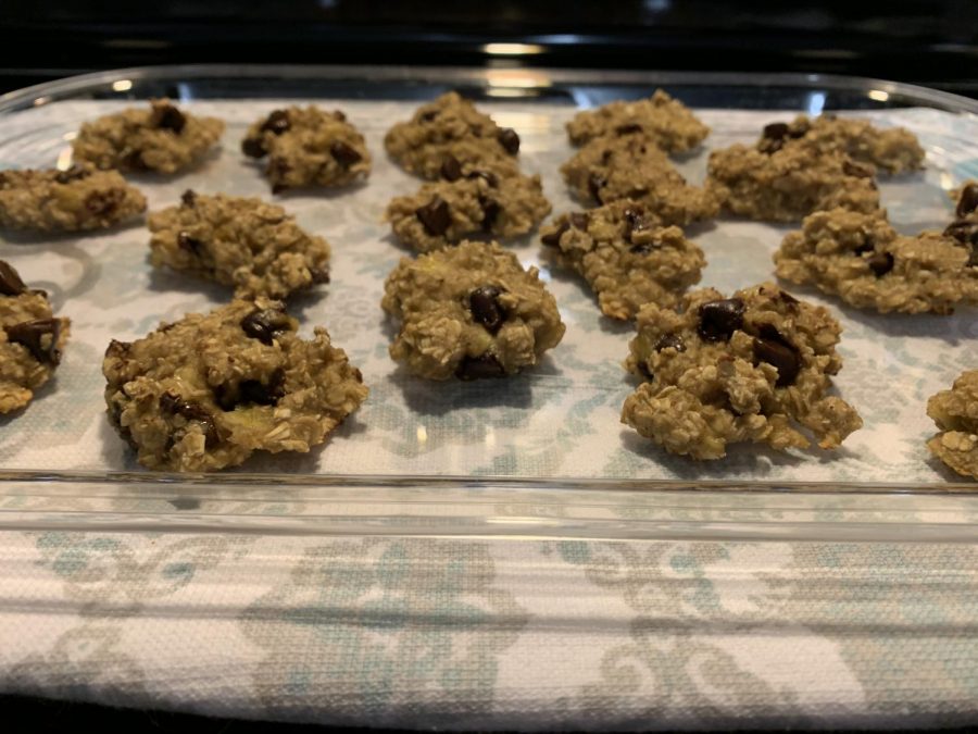 With extra time while stuck at home, junior Lauren Devereux’s mother showed her a recipe to try to recreate. “Over quarantine, we were sick of eating the same things so we tried the recipe and loved it,” Devereux’s mother Jeanne Schleede said. The freshly baked oatmeal cookies filled the air with the smell of banana and chocolate.