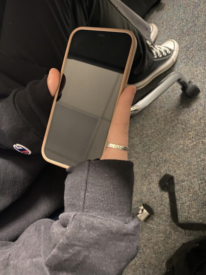  Phones can cause complications between parents and children but is there a way to fix that. “ I think instead of parents limiting screen time they should teach their child how to responsibly manage their screen time because it gives their child more independence,” Sophomore Anthony Corcoran said.
