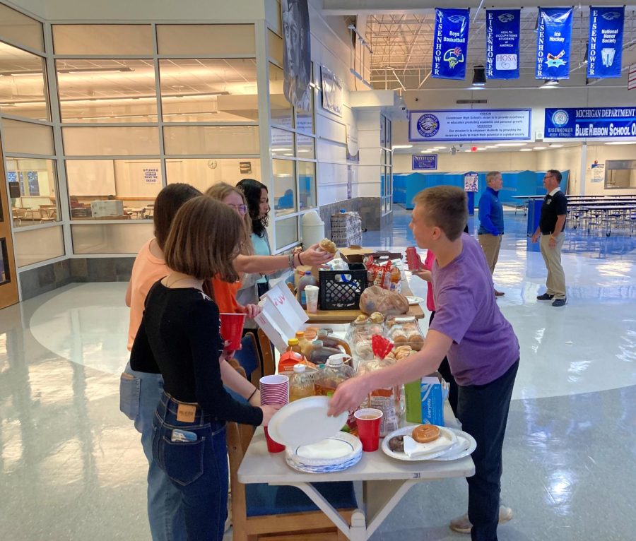 Student Council provided a wide variety of breakfast foods to welcome new students to the Ike community. “To provide some comfort as a human act of kindness [through this event] is a great thing,” Associate Principal Kate Walker said. This is a great way for students to get to know each other and get introduced to the Ike building. 
